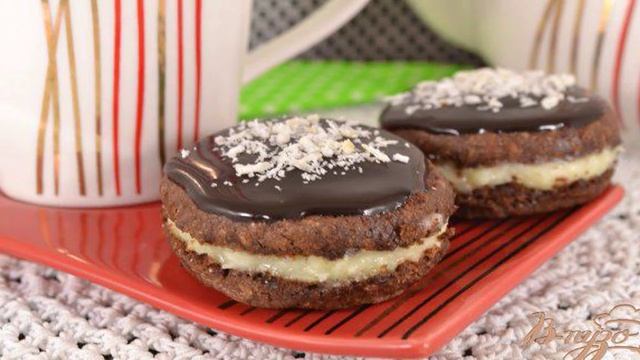 Шоколадное печенье с кокосовым кремом