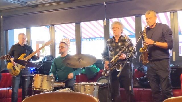 Sunday Jazz in Galway with Vladimir on Saxophone. смотреть онлайн