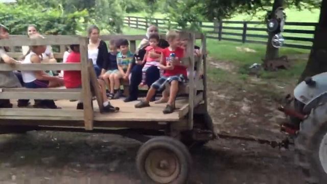 Mika. На Ферме. Прогулка на тракторе. смотреть онлайн