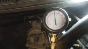 Гранд Чероки ВК меряем давление топлива.