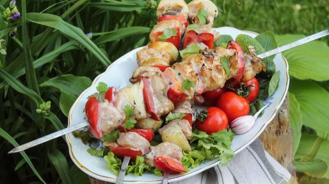 Необычный маринад для курицы и перца.
КУРИНЫЙ ШАШЛЫК СО СЛАДКИМ ПЕРЦЕМ, В ПРЯНОМ МАРИНАДЕ