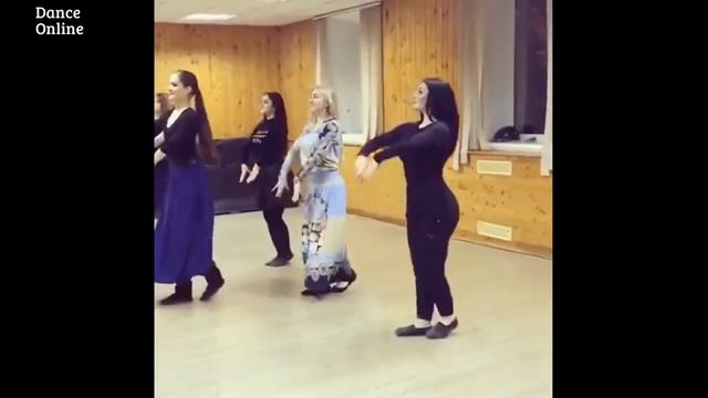 Девочка нереально танцует, можно смотреть вечно. смотреть онлайн