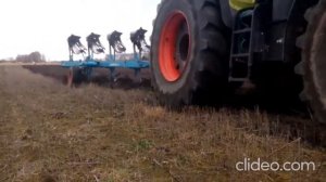 Трактор Claas 850 Axion с плугом Lemken