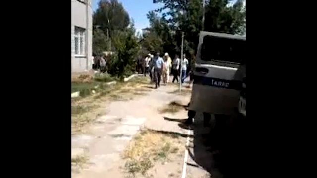 Омар прибыл к зданию суда в Таласе смотреть онлайн