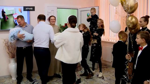 Игорь Руденя поздравил многодетную маму Валентину Мартынову с присвоением звания «Мать-героиня»