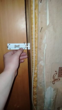 Поставил шпингалет.