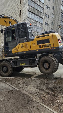 как быстро перевернутьлоток? РАБОТА КОЛЁСНОГО ПОЛНОПОВОРОТНОГО КИТАЙСКОГО ЭКСКАВАТОРА XCMG 180WD.mp4