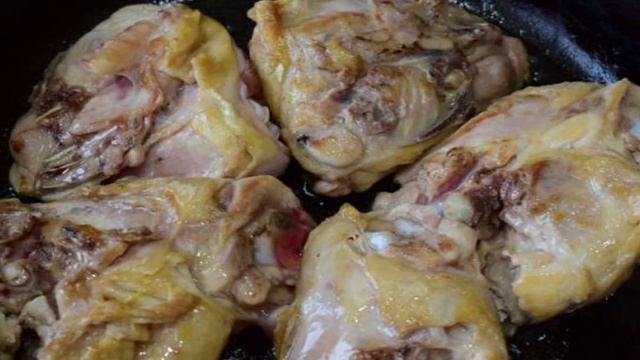 Куриные бедра в сметане с грибами