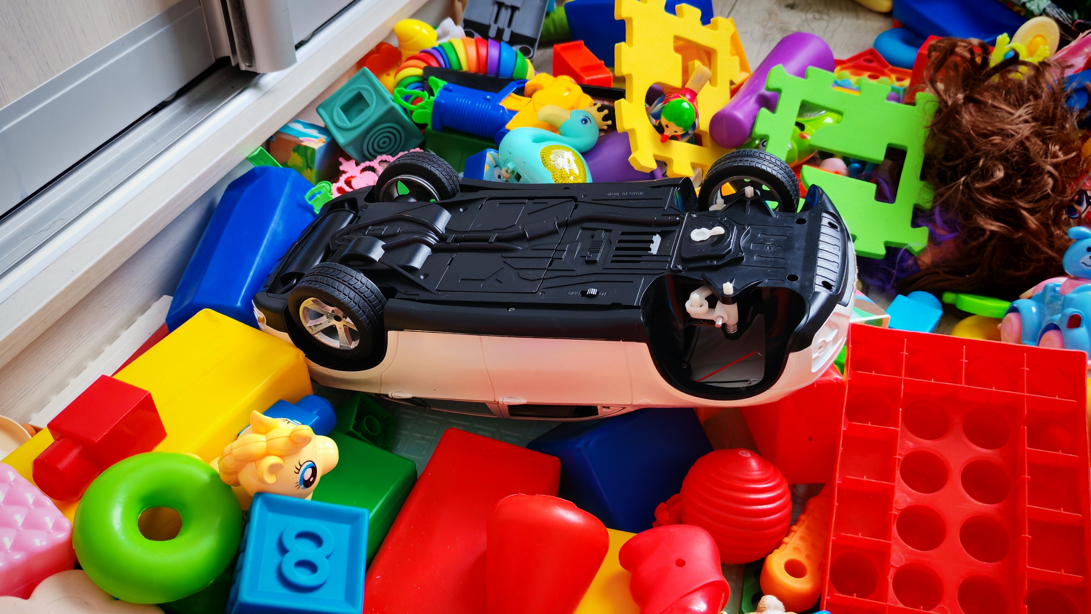 играем в игрушки в детской комнате