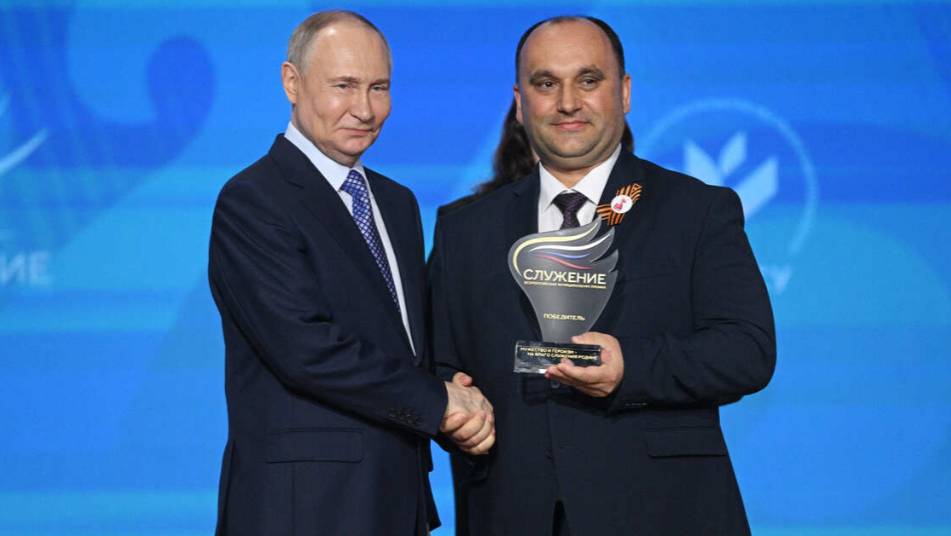 Путин в Национальном центре "Россия" наградил победителя премии "Служение"