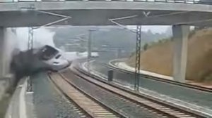 поезд сошёл с рельс