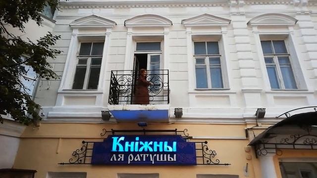 Сумасшедшая бабушка на балконе втирает какую-то дичь