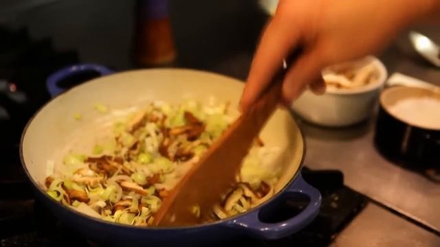 Le Creuset Kitchen Sessions With Josh Feathers of Blackberry Farm смотреть онлайн