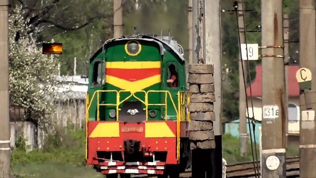Тепловоз ЧМЭ3-893 следует по станции смотреть онлайн