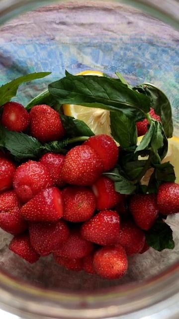 Лучше кваса, Мохито из клубники,мяты и ........ видео на канале
