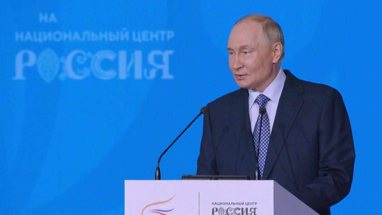 Владимир Путин выступил на церемонии вручения Всероссийской премии "Служение"