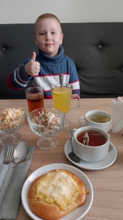 Адам в кафе