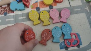 сортер с деревянными рыбками для малышей, раскладываем рыбок по цветам для детей