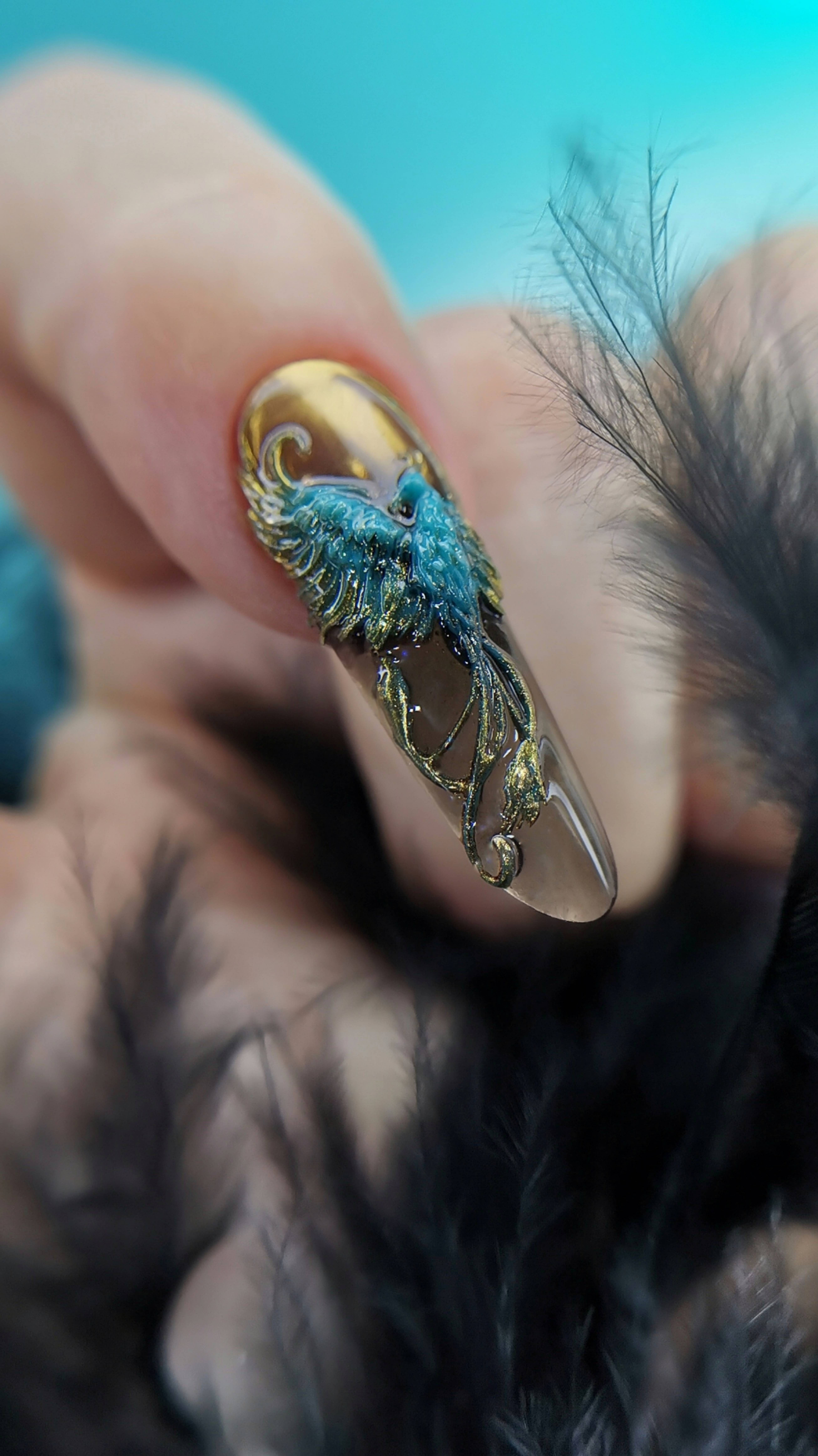 Как установить такую большую Жар-птицу на ноготь.