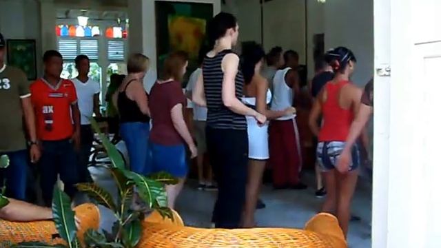 на Кубе учат сальсу танцевать.туристов