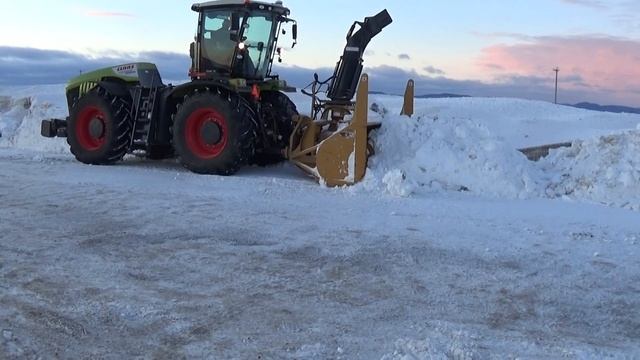 Claas Xerion 5000 with a 10 feet wide snowblower made by Beaulieu смотреть онлайн