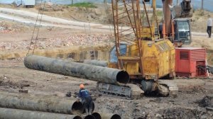 Самоходный кран установка шпунта и работа с трубами