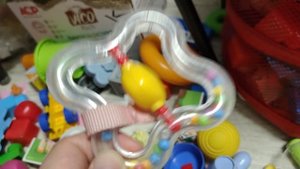 играем в веселую детскую погремушку для малышей