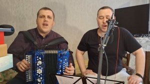 Военная песня "На поле танки грохотали" под гармонь.