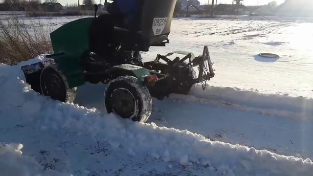 Уборка снігу.Мінітрактор переломка смотреть онлайн