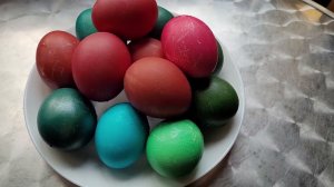 Иностранец в России красит яйца / Chileno pinta huevos en Pascua rusa
