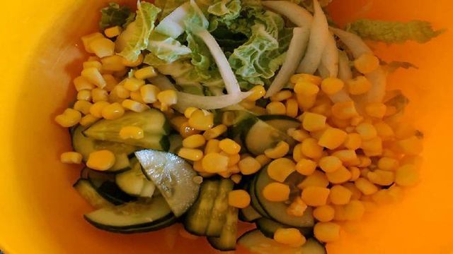 Салат с кукурузой и пекинской капустой