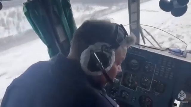 Унесенных на льдине рыбаков эвакуируют при помощи вертолета