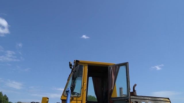 ТРАКТОР ЭКСКАВАТОР сломался, малыш на синем тракторе пришел на помощь