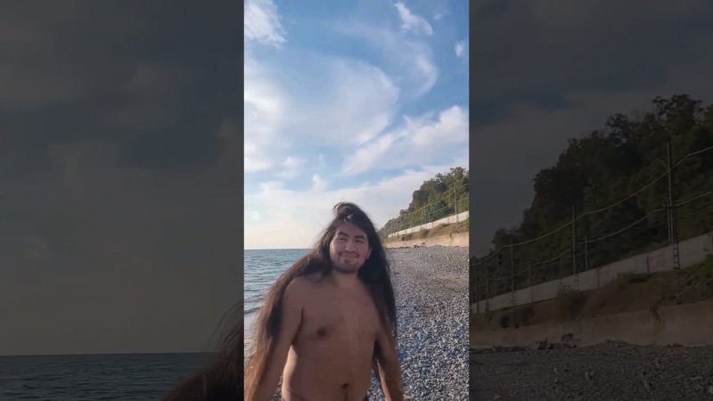 Чайки на осеннем пляже в Сочи
