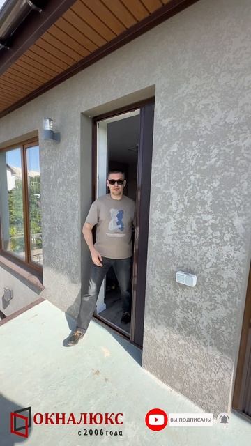 Коричневая москитная сетка плиссе установленная на балконную дверь в Севастополе. ОКНАЛЮКС смотреть онлайн