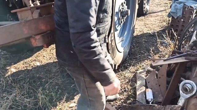 Что сделать, чтобы трактор не тянуло в пахоту, если регулировки плуга не помогли. смотреть онлайн