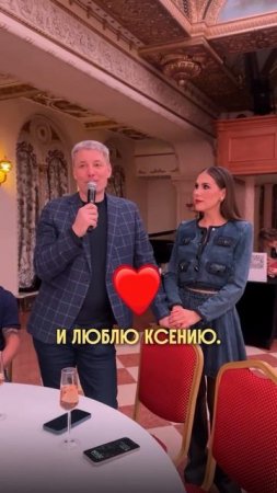 Когда-то он считал, что место женщины - дома, а сейчас смотрит на меня на сцене и гордится.