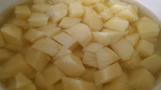 Постный картофель тушеный с зелёным луком и укропом