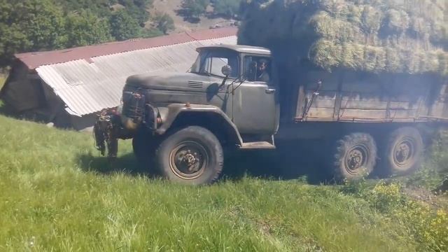 ЗИЛ 131 в деле.Перевозка сена на Зил 131.Сила Техники. смотреть онлайн