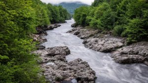 Ребенка унесло течением горной реки на глазах у отца в Адыгее