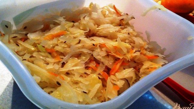Простой салат из квашеной капусту