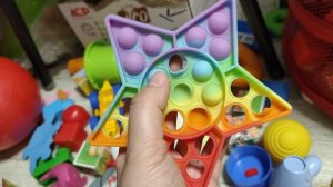 играем в детские игрушки в детской комнате