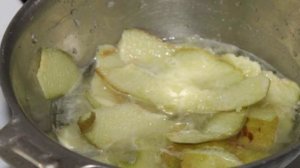 Оладьи с вареной сгущенкой и сладким яблоком