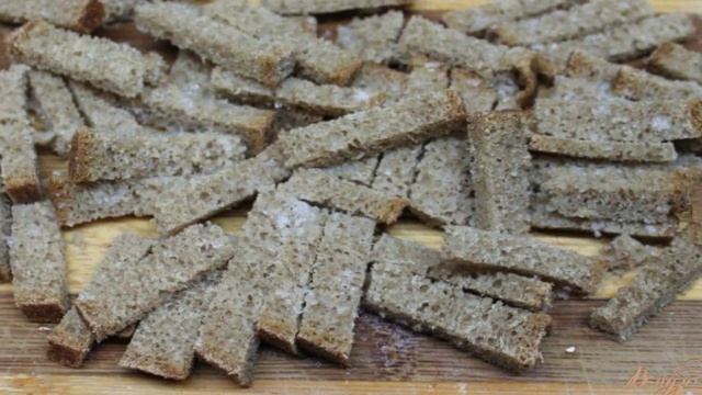 Салат из пекинской капусты с болгарским перцем и сухариками