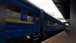 Электровоз ЧС8-078 с пассажирским поездом прибывает на станцию Киев-Пассажирский