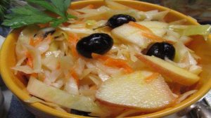 Маринованная капуста с яблоком и виноградом