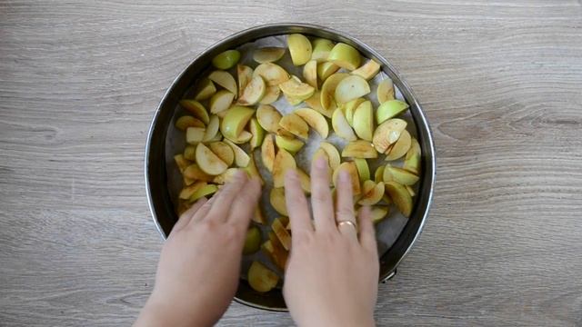 Шарлотка с яблоками и вишней смотреть онлайн