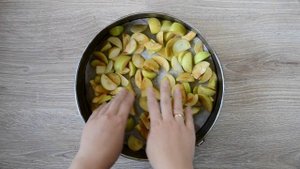 Шарлотка с яблоками и вишней