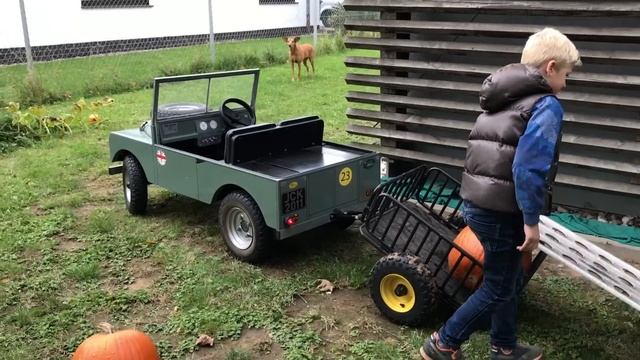 Children LAND ROVER ♦ Kinder TRAKTOR ♦ Happy HALLOWEEN! смотреть онлайн