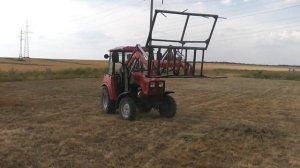 Беларус 320.4 на погрузке сена